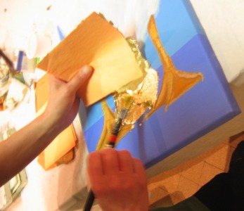 Application d'une feuille d'or sur l'oeuf de l'oie