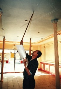 Frdric Lre traant  la craie les contours de son design. Photo Gerald